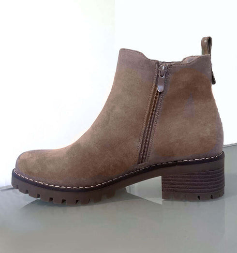 מגפוני סוליית טרקטור בגוון חום בהיר עם רוכסן צדדי למראה מודרני ונוח.