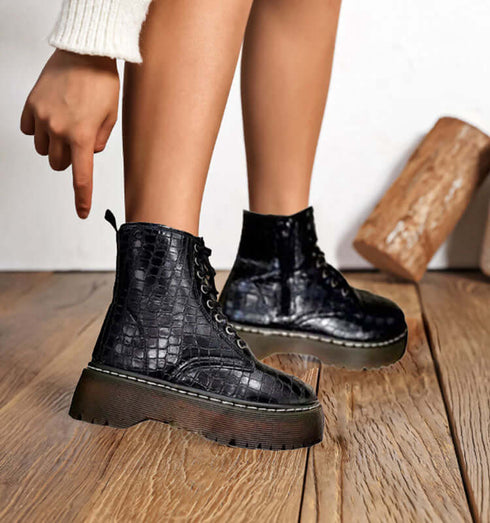 מגפון קרוקו שחור עם סוליה גבוהה ורוכסן צדדי, נעליים אופנתיות לנוחות ועיצוב מודרני.