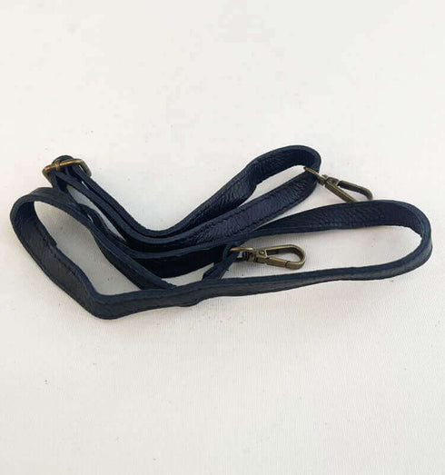 שתי רצועות עור כהות עם קליפסים, מתאימות לתיק צד יוקרתי, עיצוב אלגנטי ונוח לשימוש יומיומי.