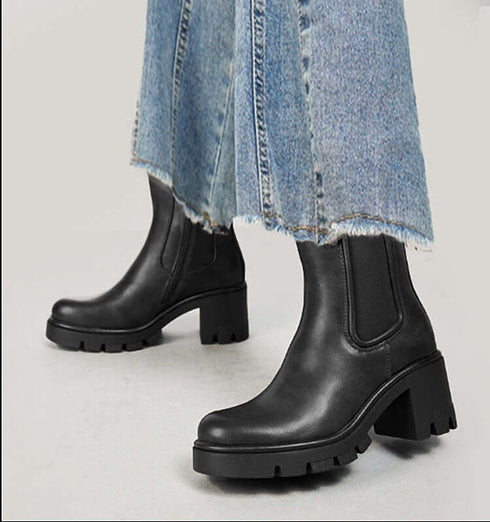 מגפון נשים שחור עם גומי בגוון זהה משני צדדים וסוליית טרקטור, עקב בגובה 8 ס״מ.