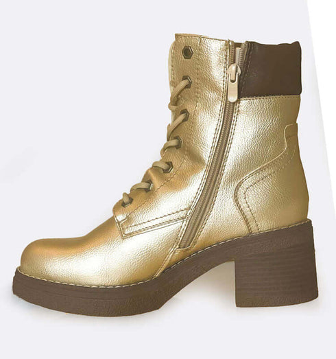 מגפי זמש גבוהים בגוון מוזהב עם שרוכים וסגירת רוכסן, עיצוב מודרני ונוח.