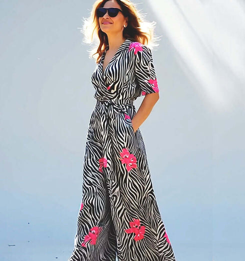 אוורול ארוך שחור לבן עם נגיעות ורודות, שרוול קצר, מראה אלגנטי לרגעים מיוחדים.