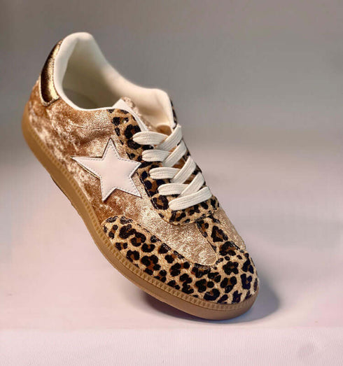 סניקרס קטיפה בגוון כאמל ומנומר עם כוכב לבן, נוחות ועיצוב מודרני מושלם לסטייל יומיומי.