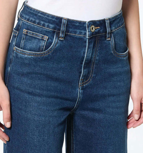 מכנסי ג'ינס פדלפון בגוון כחול כהה עם גזרה גבוהה ופרטים מודגשים, מתאים לאופנה יומיומית.