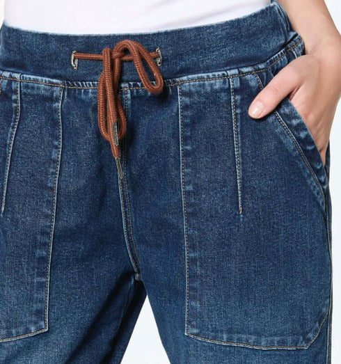 מכנסי ג'ינס בויפרנד עם כיסים חיצוניים וגומי במותניים, מבט מקרוב על הכיסים והגומי