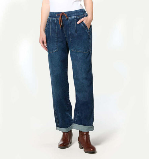 מכנסי ג'ינס בויפרנד עם כיסים חיצוניים וגומי במותניים, סגנון קז'ואל ונוח.