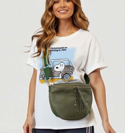 פאוץ' עור איטלקי משובח בגוון ירוק כהה, עיצוב אלגנטי עם רצועה תואמת, נישא בנוחות על הדמות.