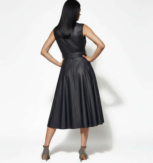 שמלת דמוי עור משובחת בצבע שחור, גזרה מהודקת וקלילה, מראה מחמיא ואופנתי, סגנון ערב