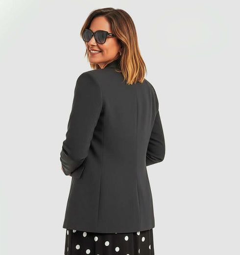 ג'אקט חתיכי וקליל, דמוי ז'אמש בגוון שחור, דוגמנית עם משקפי שמש.