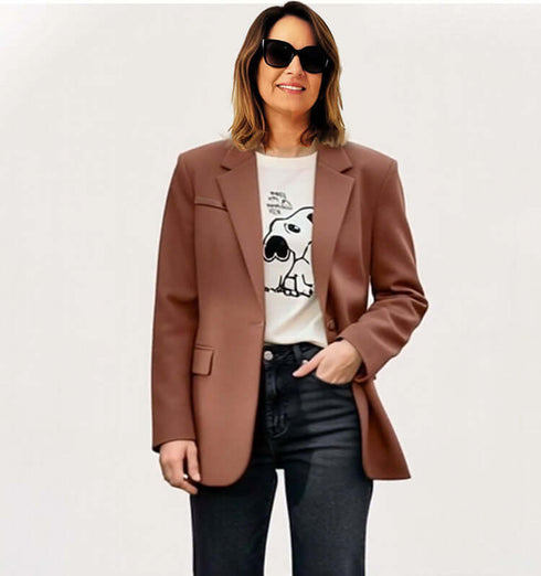 ג'אקט חתיכי בגוון חום שוקולד בהיר, דמוי ז'אמש, פריט אופנתי למראה יומיומי.