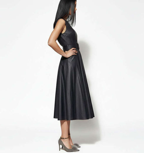 שמלת דמוי עור בצבע שחור, גזרה מחמיאה וקלילה, מעוצבת בסגנון אלגנטי ויומיומי.