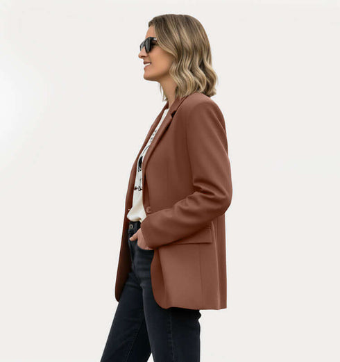 ג'אקט חתיכי בגוון חום שוקולד בהיר, דמוי ז'אמש, מתאים לכל לוק יומיומי.