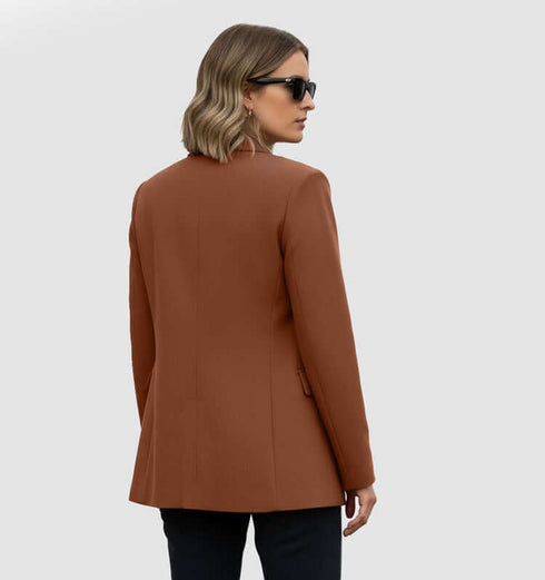 ג'אקט חתיכי וקליל, דמוי ז'אמש בגוון חום שוקולד בהיר, נוח ויכותי - תצוגה אחורית על דוגמנית.