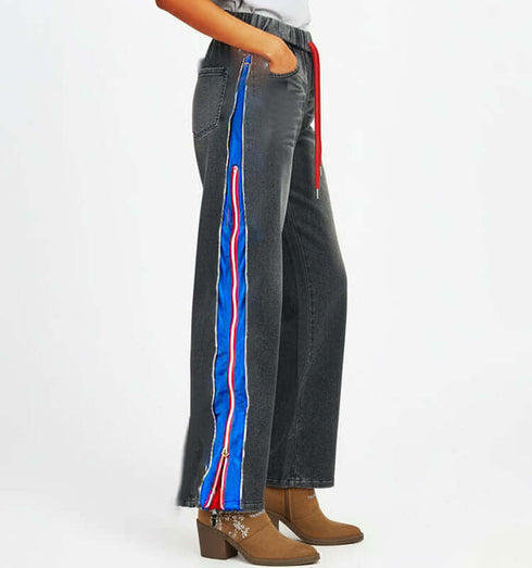 טרנינג פוטר טרנדי בגוון אפור עם פסים בכחול ואדום שניתן לסגור ברוכסן על דוגמנית.