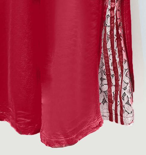 טרנינג בגוון אדום עם פסים לבנים מתחרה ורוכסן בצידיו, גומי במותניים לנוחות.