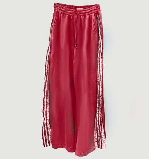 מכנס טרנינג בגוון אדום עם פסי תחרה לבנים ורוכסן בצידיים, גומי במותניים