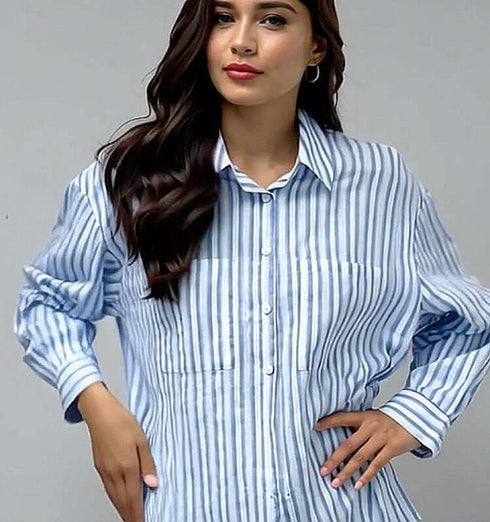 חולצת פסי תחרה כחול לבן מכופתרת, מעוטרת בפסי תחרה, בעלת כותנה ואבני חן, מראה אלגנטי ונשי.