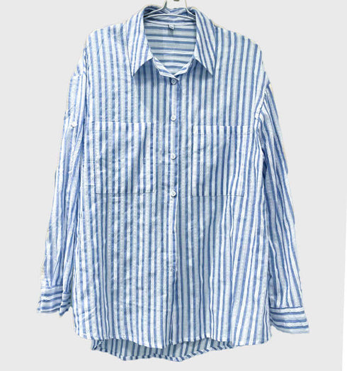 חולצת פסי תחרה מכופתרת כחולה לבנה, עם פסים לבנים ועיצוב אלגנטי, 95% כותנה.