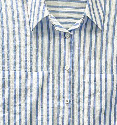 כחולה לבנה חולצת פסי תחרה מכופתרת עם פסים לבנים, כותנה שיקית ואבני חן טבעיות