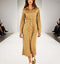שמלה מכופתרת מבד דמוי ז'אמש בגוון בז', עם שרוולים ארוכים ועיצוב מודרני.