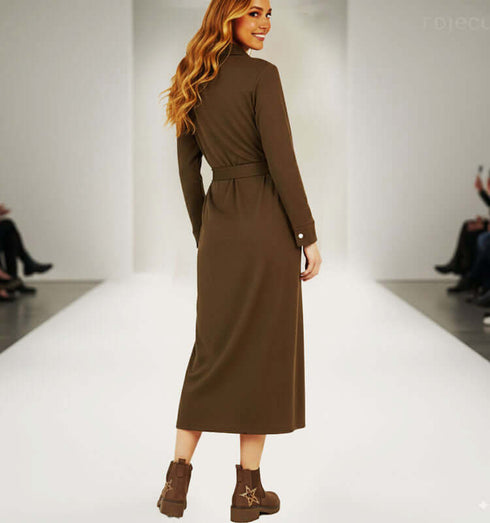 שלה מכופתרת - שמלה מכופתרת מבד דמוי ז'אמש בגוון חום עם שרוולים ארוכים וסגנון מודרני