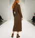 שלה מכופתרת - שמלה מכופתרת מבד דמוי ז'אמש בגוון חום עם שרוולים ארוכים וסגנון מודרני