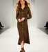 שמלה מכופתרת מבד דמוי ז'אמש ולייקרה בגוון חום עם שרוולים ארוכים, אידיאלית לאירועים יומיומיים.