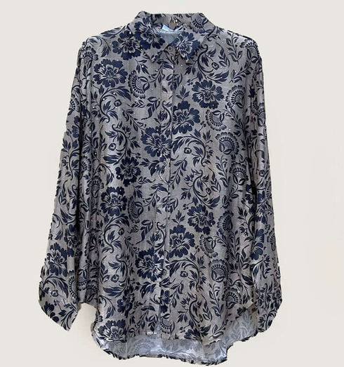 תולצה מכופתרת קלילה בגוון אפור עם הדפסי פרחים בשחור ועיצוב עדכני.