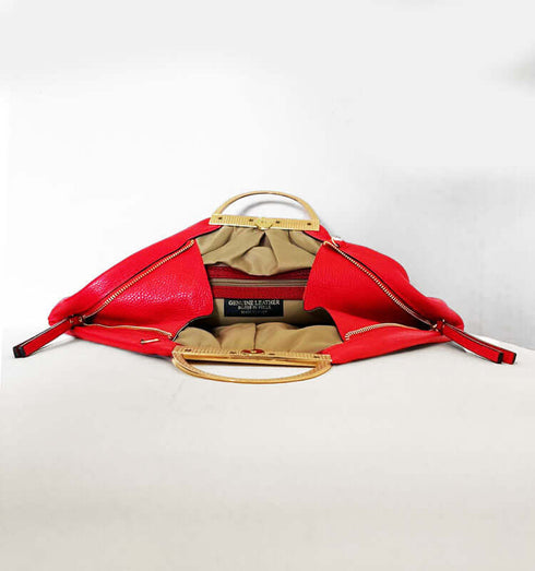 תיק ייחודי מעור איטלקי אדום עם ידיות מוזהבות ורצועה תואמת, תוך חשיפה של פנים התיק.