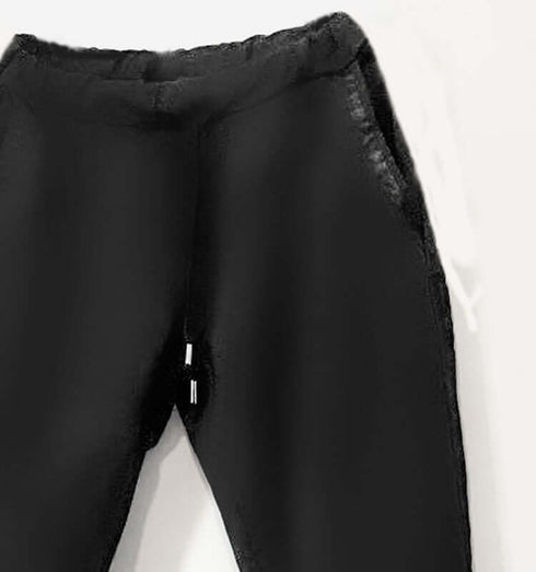 מכנס טרנינג בגוון שחור עם גומי במותניים וכיסים - MIKAI