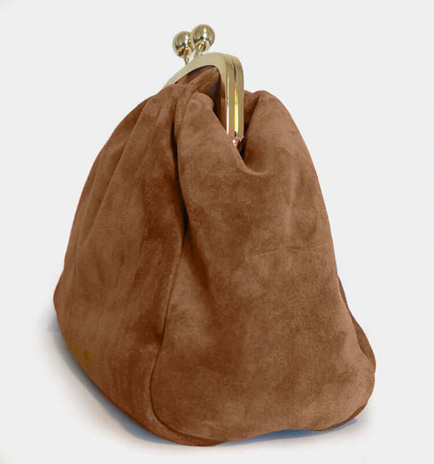 תיק"קלאץ' עור ז'אמש צבוע חום, עם סגר מתכת ורצועה מוזהבת, לסגנון יוקרתי.