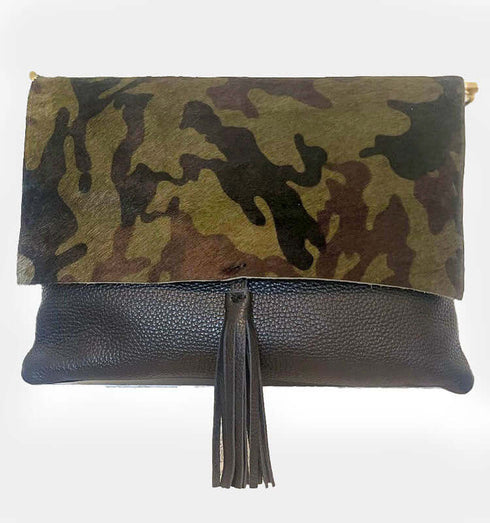 קלאץ’ יוקרתי מעור שחור איכותי עם מכסה מפרווה עור בגוון צבאי ומראה תוסס.