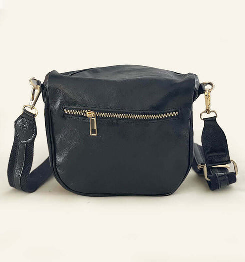 שקית פאוץ' עור שחורה עם רצועה תואמת, מתאימה לשימוש יומיומי ונסיעות.