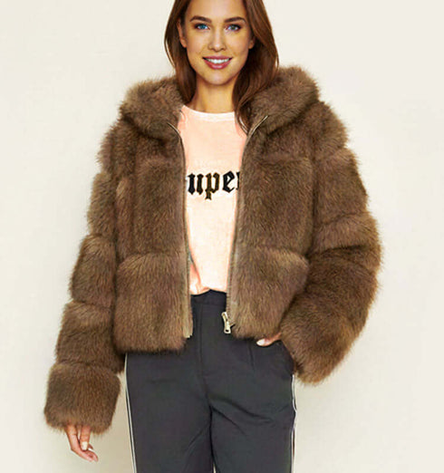 מעיל פרווה מפנק וחתיכי בגוון חום עם קפוצ’ון, לוק יומיומי איכותי ונ comfortable