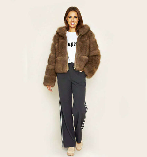 מעיל פרווה מפנק וחתיכי, בגוון חום עם קפוצ'ון, לוק יומיומי או נינוח, מתאים לערב.