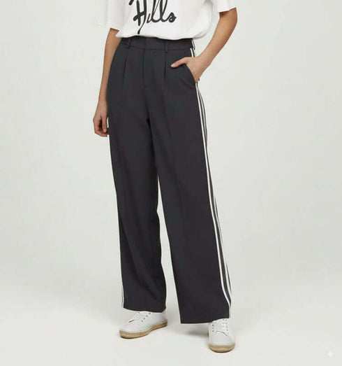 מכנס כותנה מחוייט בגוון שחור עם פסים בלבן, גומי במותניים וכיסים.