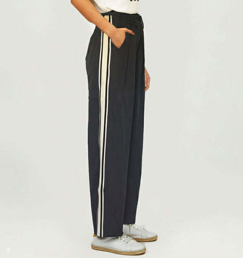 מכנס כותנה מחוייט בגוון שחור עם פסים בלבן, גומי במותניים וכיסים בצד.