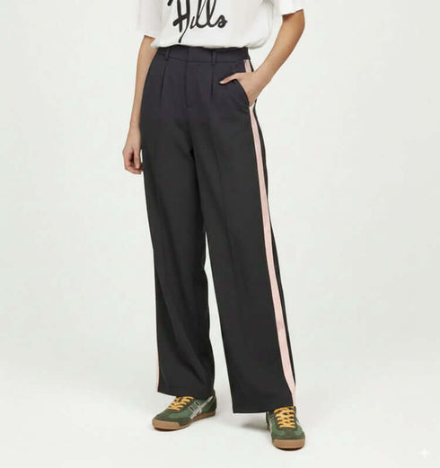 מכנס כותנה מחוייט בגוון שחור עם פס ורוד, גומי במותניים וכיסים, נוח ומודרני.