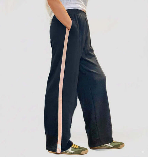 מכנס כותנה מחוייט בגוון שחור עם פס לבן, גומי במותניים וכיסים, אופנתי ויום-יומי.