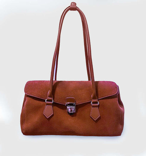 תיק מעצבים חום מעור ז'אמש מובחר, עם ידיות ארוכות ואבזם סגירה יוקרתי.