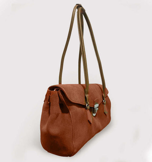 תיק מעצבים חום מעור ז'אמש מובחר עם רצועות תליה ארוכות ואבזם סגירה יוקרתי