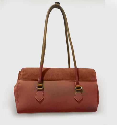 תיק מעצבים חום מעור ז'אמש מובחר עם רצועות תליה ארוכות ואבזם סגירה יוקרתי.