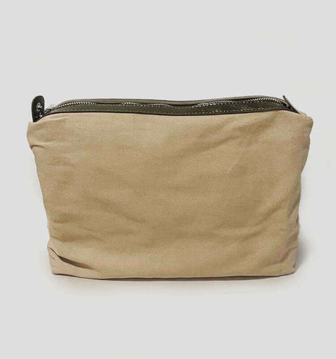 תיק עור בצבע חום כהה, עם סגירה איכותית, אידיאלי לתלייה על הכתף, אופנתי ואיכותי.