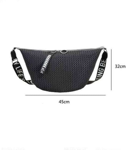 פאוץ' טרנדי בגוון שחור עם רצועות מתכווננות בהדפס לבן ממדי 45x32 ס"מ.