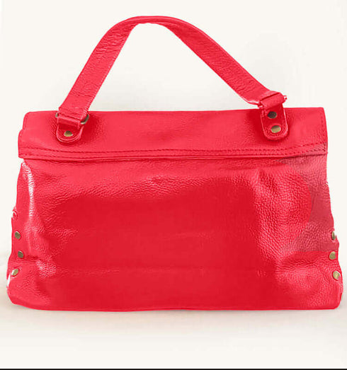 תיק אדום מעור איטלקי עם רצועת יד, בסגנון מודרני וטרנדי, מושלם לאירועים ויציאות.