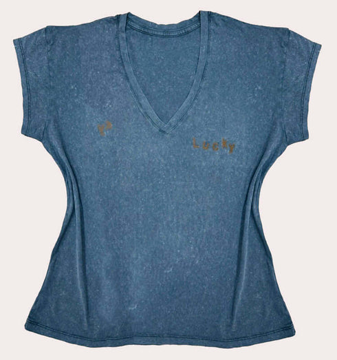 טישרט כותנה צווארון וי רחב בגוון אפור וינטג’ עם הדפסים מלפנים ובגב.