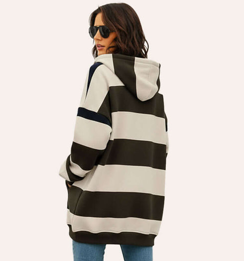 קפוצ'ון כותנה טרנדי בצבעים פסים שחור-לבן, עם כובע וכיסים, נלבש על דוגמנית עם משקפי שמש.