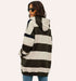 קפוצ'ון כותנה טרנדי בצבעים פסים שחור-לבן, עם כובע וכיסים, נלבש על דוגמנית עם משקפי שמש.