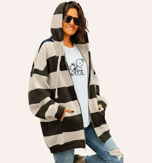 קפוצ'ון כותנה טרנדי עם פסים שחור-לבן, כובע וכיסים, נוחות וסטייל יומיומי.
