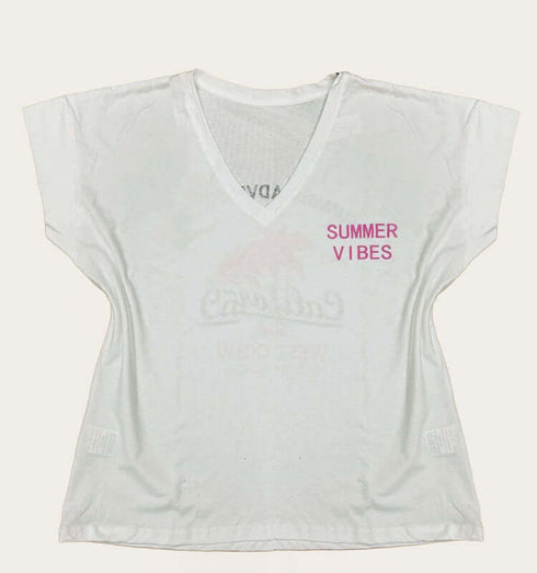טישרט כותנה עם צווארון וי רחב בגוון לבן, עם הדפסים "SUMMER VIBES".